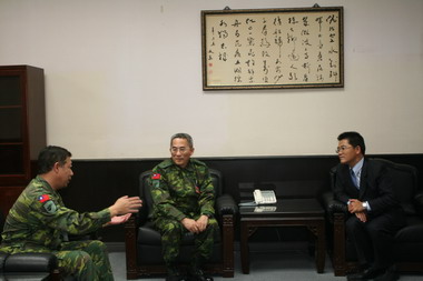 新任陸軍台東地區指揮官夏玉仁拜會黃健庭(圖)