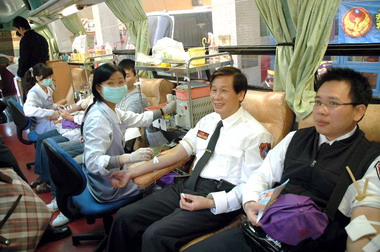 消防局辦團體捐血活動(圖)