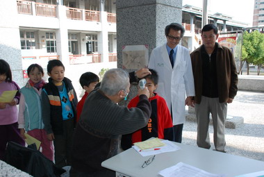 疫情指揮中心王任賢前往視察學童施打情形(圖)