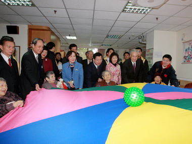 行政院長吳敦義 巡視健順養護中心(圖)