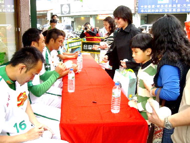 興農牛球星義賣福袋(圖)