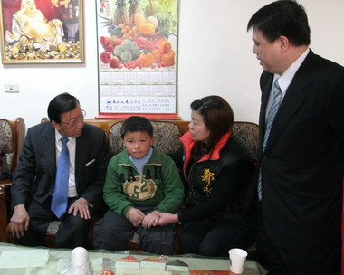 邱鏡淳今探視葉小弟(圖)