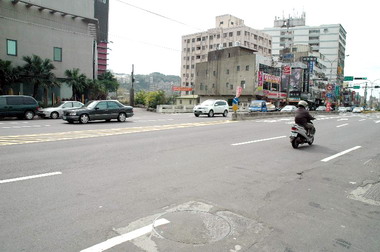 許明財視察中華路與牛埔南路交叉路口(圖)