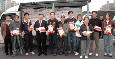 尚融開發贈白米長邱鏡淳頒感謝狀(圖)