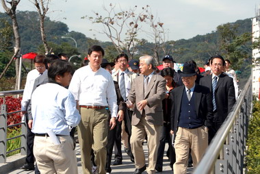 周錫瑋陪同監委巡察新店陽光運動園區(圖)