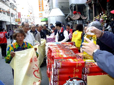 廣天宮歲末送暖 冬令賑濟活動(圖)