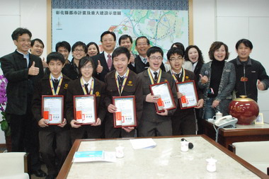 卓伯源表揚精誠中學師生(圖)