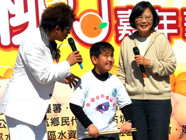 蔡英文為古坑柳丁代言(圖)