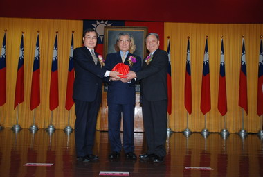 高雄港務局  新、舊局長交接(圖)