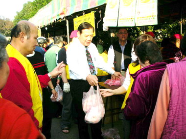 許明財促銷國產土雞(圖)