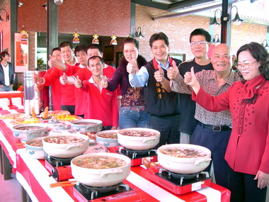 鄉土菜餚-甕缸雞 隆重開幕(圖)