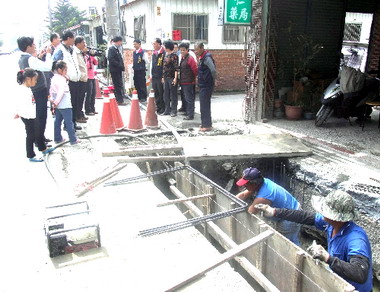 排水溝臭氣沖天鄉親怨聲載道(圖)