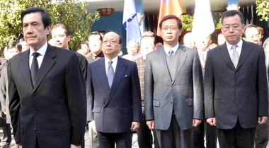 吳志揚陪同馬英九前往大溪頭寮謁靈(圖)