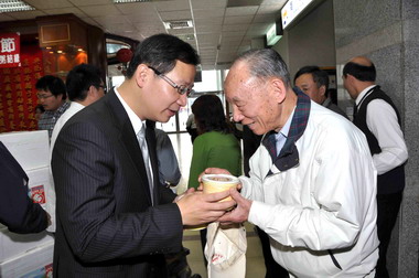 佛光山分送臘八粥(圖)