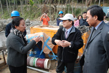 張花冠實地了解溫泉水污染澐水溪情形(圖)