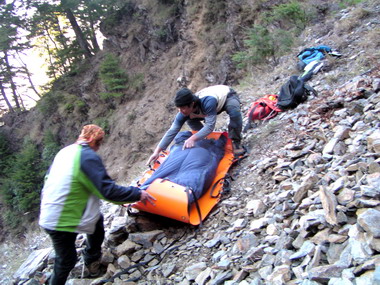 夫妻登山妻子墜崖身亡(圖)
