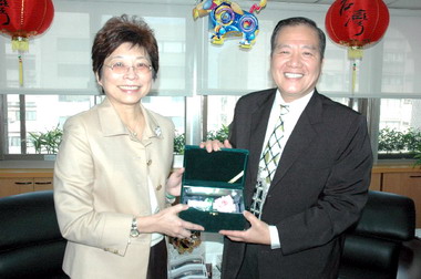 許明財爭取免費觀光巴士及興建空中纜車(圖)