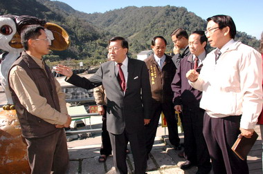 內灣停車收費標準不一邱鏡淳前往了解(圖)