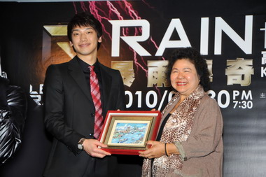 「Rain暴雨傳奇」高雄開唱(圖)