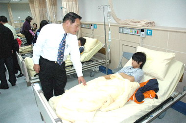 許明財探視食物中毒學童(圖)