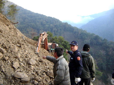 推土機駕駛閃避崩塌土石不幸墜谷(圖)