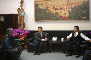 東區分署新任蘇茂祥分署拜會黃健庭(圖)