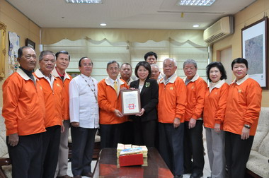 嘉市無寒冬 城隍廟慈善會冬令救濟(圖)