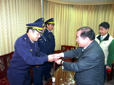 張通榮慰問辛苦駐衛警員(圖)