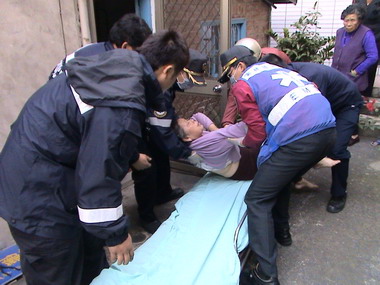 虎尾警緊急破門救中風老婦人一命(圖)