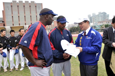 美國職棒球星教導小選手防守傳球技巧(圖)