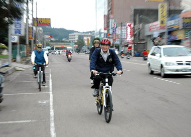 許明財身體力行響應節能減碳(圖)