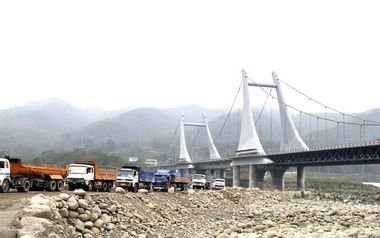 劉政鴻視察後龍溪客屬大橋下河道疏浚工程(圖)