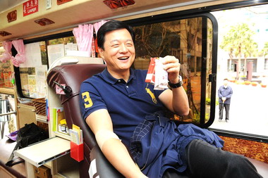 周錫瑋響應捐血活動(圖)