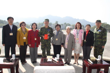 縣長夫人林美華率團春節勞軍(圖)