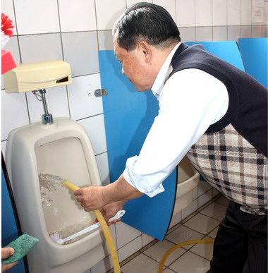苗栗辦環保研討峰會劉政鴻帶頭洗廁所(圖)