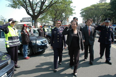 張花冠主持99年春安工作警力校閱(圖)