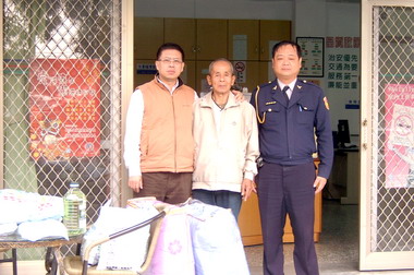 永光派出所救助貧困家庭(圖)