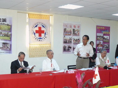 曹啟鴻陪同吳敦義探望水災安置戶(圖)