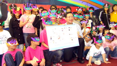 吳志揚藍迪兒童之家幼童歡度新年(圖)