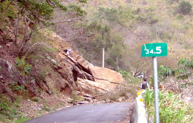 台16線34.5k岩壁坍落民眾受困(圖)