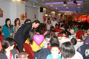 晶宴贈年菜周錫瑋與弱勢家庭圍爐(圖)