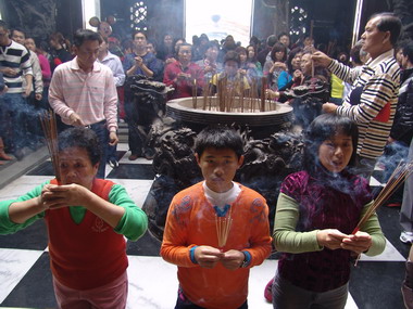 受天宮辦元宵米糕桃萬人吃平安活動(圖)