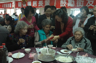 新春獻愛 助街友暨獨居長輩過好年(圖)