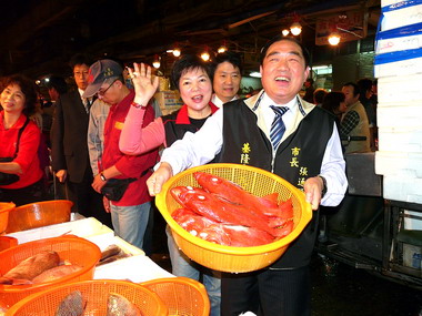 張通榮巡視市場解農漁產品供應情形(圖)