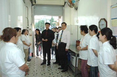 許明財慰問載熙國小廚工(圖)