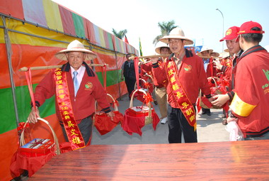 受天宮辦元宵米糕桃萬人吃平安活動(圖)