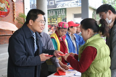 東縣府春節返鄉專車載運遊子返工作地(圖)