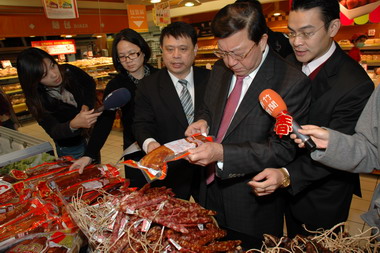 邱鏡淳為消費者把關年節商品(圖)