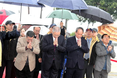 吳敦義參拜八卦山大佛(圖)