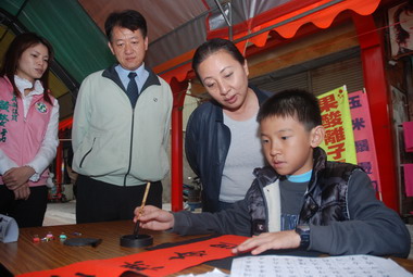 配天宮現場揮毫送春聯(圖)
